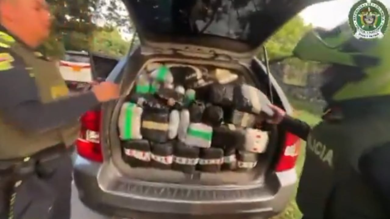 Policías detectaron un vehículo que transportaba 592 kilos de cocaína.