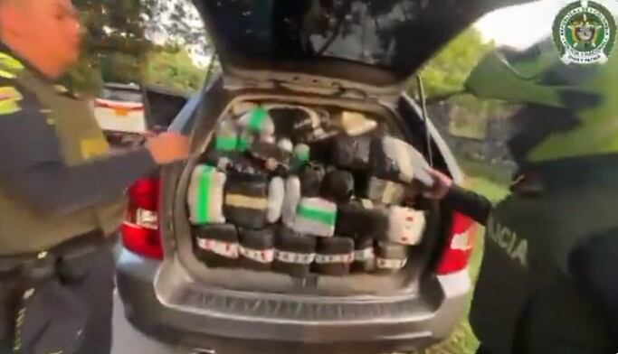 Policías detectaron un vehículo que transportaba  592 kilos de cocaína.