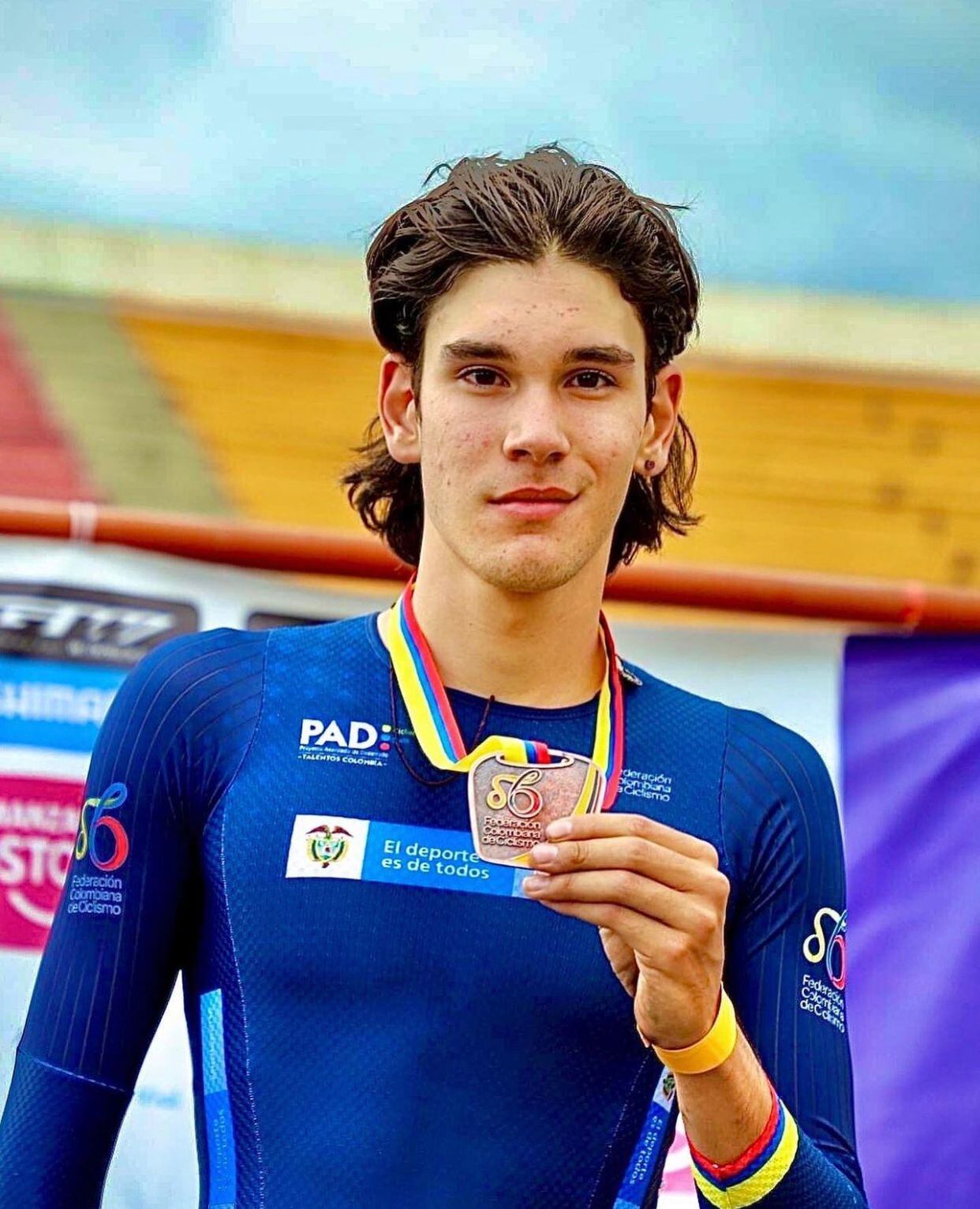 Jerónimo sufrió un accidente durante el desarrollo de la segunda etapa muy
cerca a la meta en el municipio de Puerto Triunfo