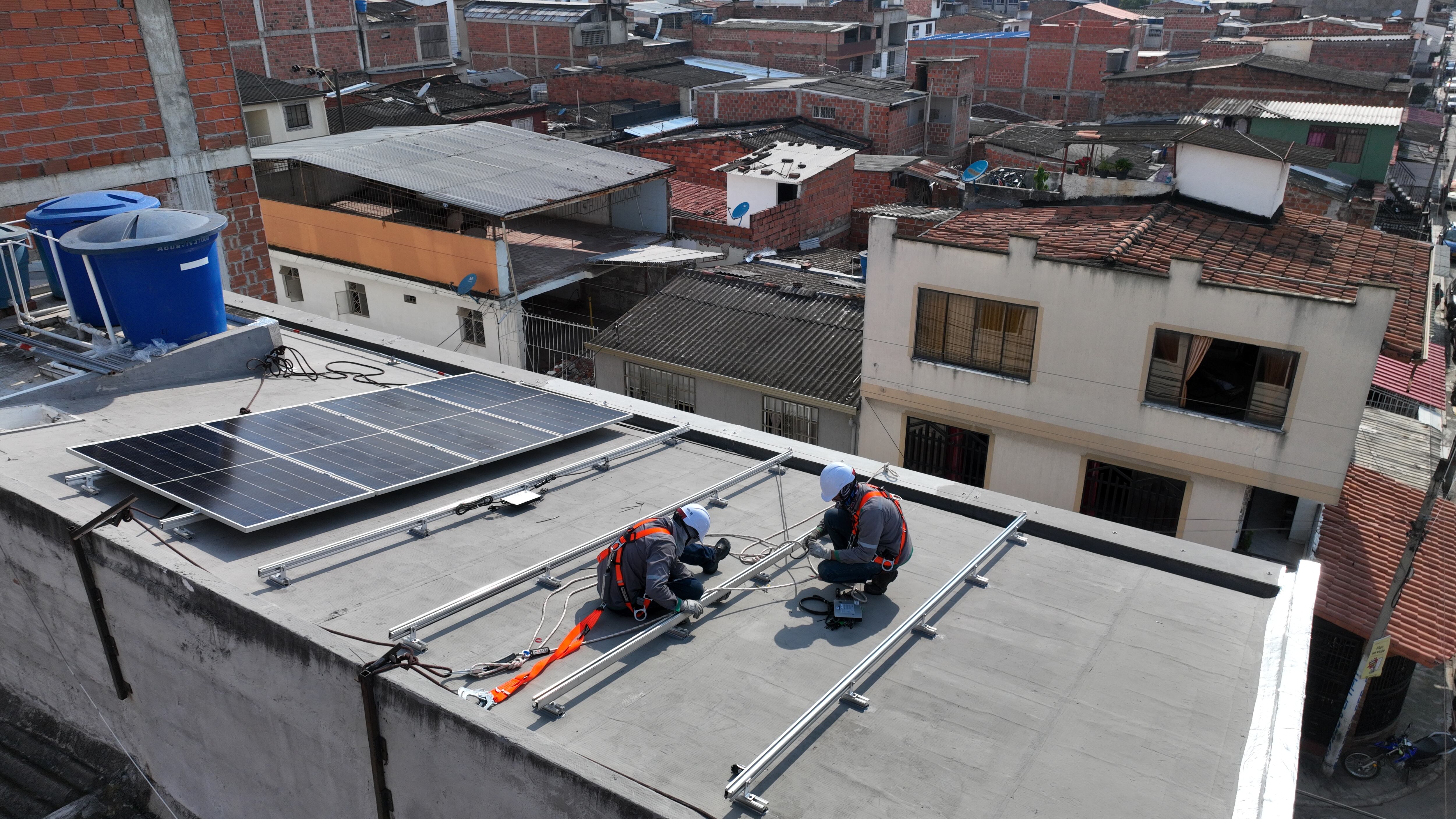 La compañía incluyó en su portafolio la instalación de paneles solares en casas, empresas y centros comerciales, un servicio que garantiza la autogeneración de energía, y que incluye un acompañamiento que va desde el diseño hasta su funcionamiento.
