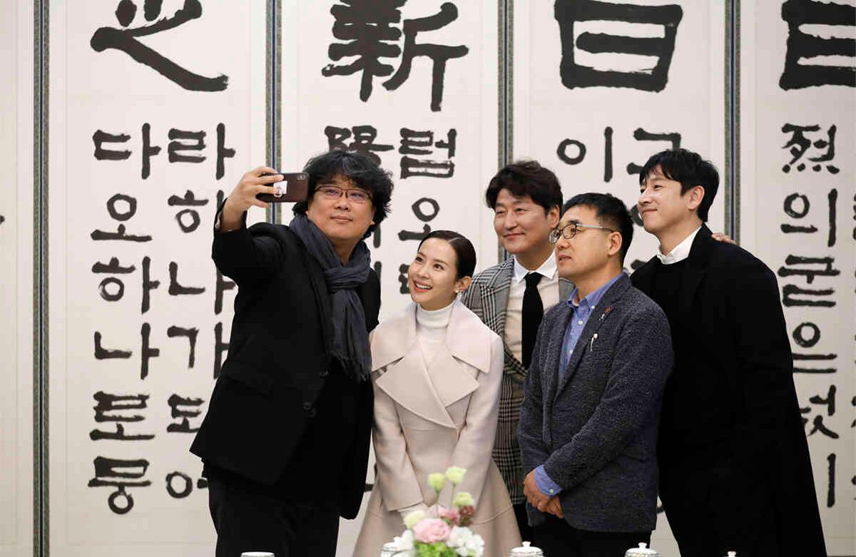 Bong Joon-ho, director de Parasite, película ganadora del Oscar, toma una selfie con los miembros del elenco Song Kang-ho, Cho Yeo-jeong y Lee Sun-kyun, mientras se encuentran con el presidente surcoreano en Corea del Sur, el 20 de febrero de 2020. Foto: Kim Hong-Ji /Pool Photo vía AP. 