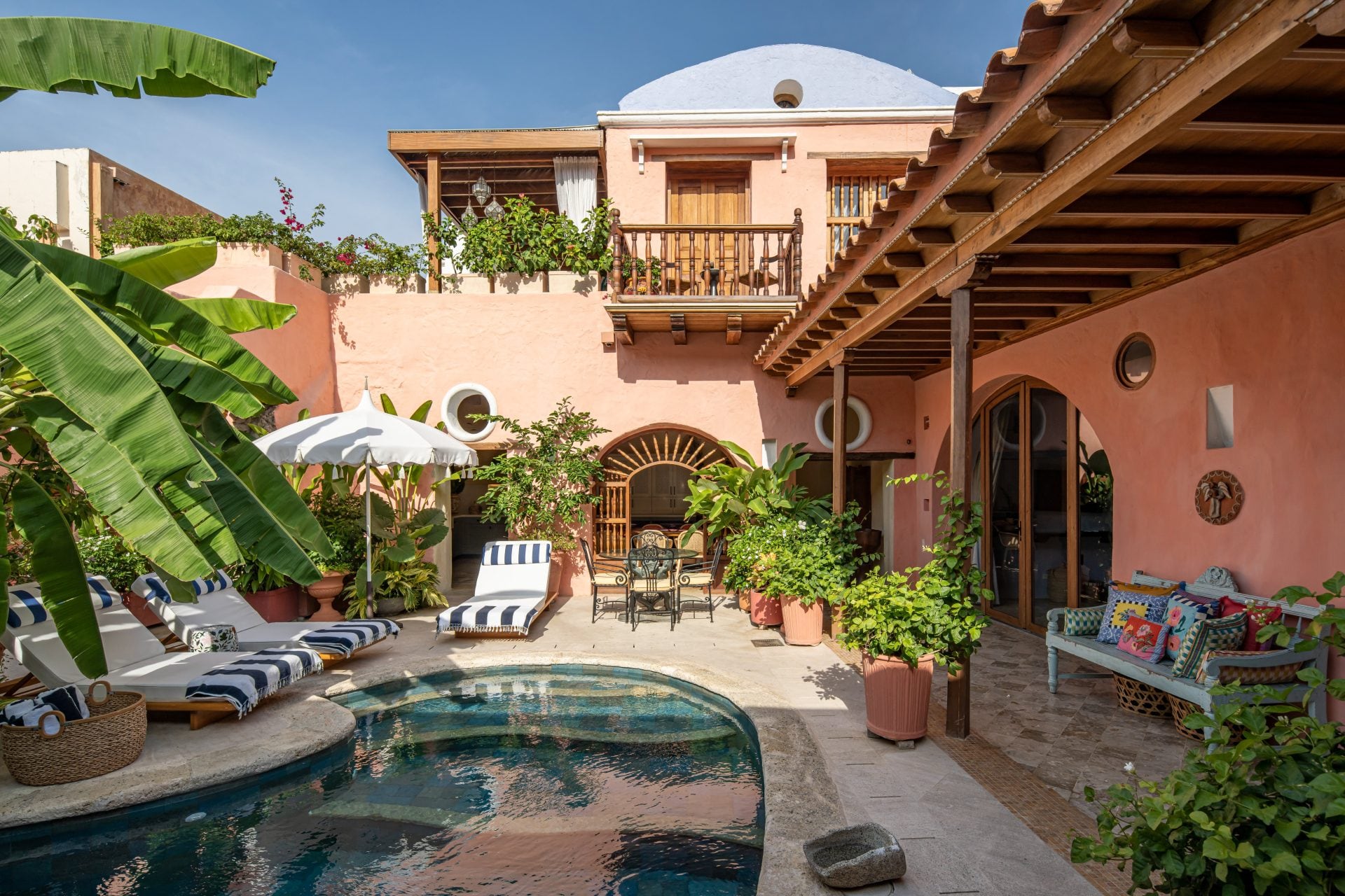 La propuesta de Aria Hotels mezcla hotelería boutique y conservación patrimonial.