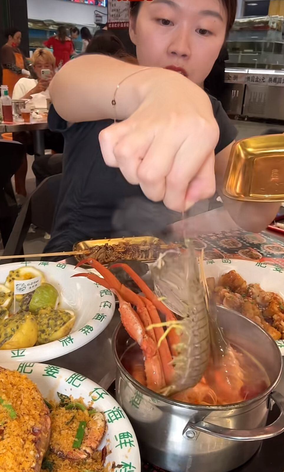 Los restaurantes Hot Pot se especializan en la realización de los alimentos por parte de los mismos comensales