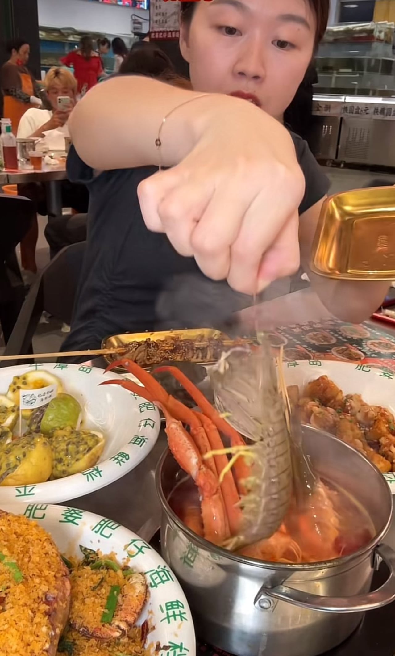 Los restaurantes Hot Pot se especializan en la realización de los alimentos por parte de los mismos comensales