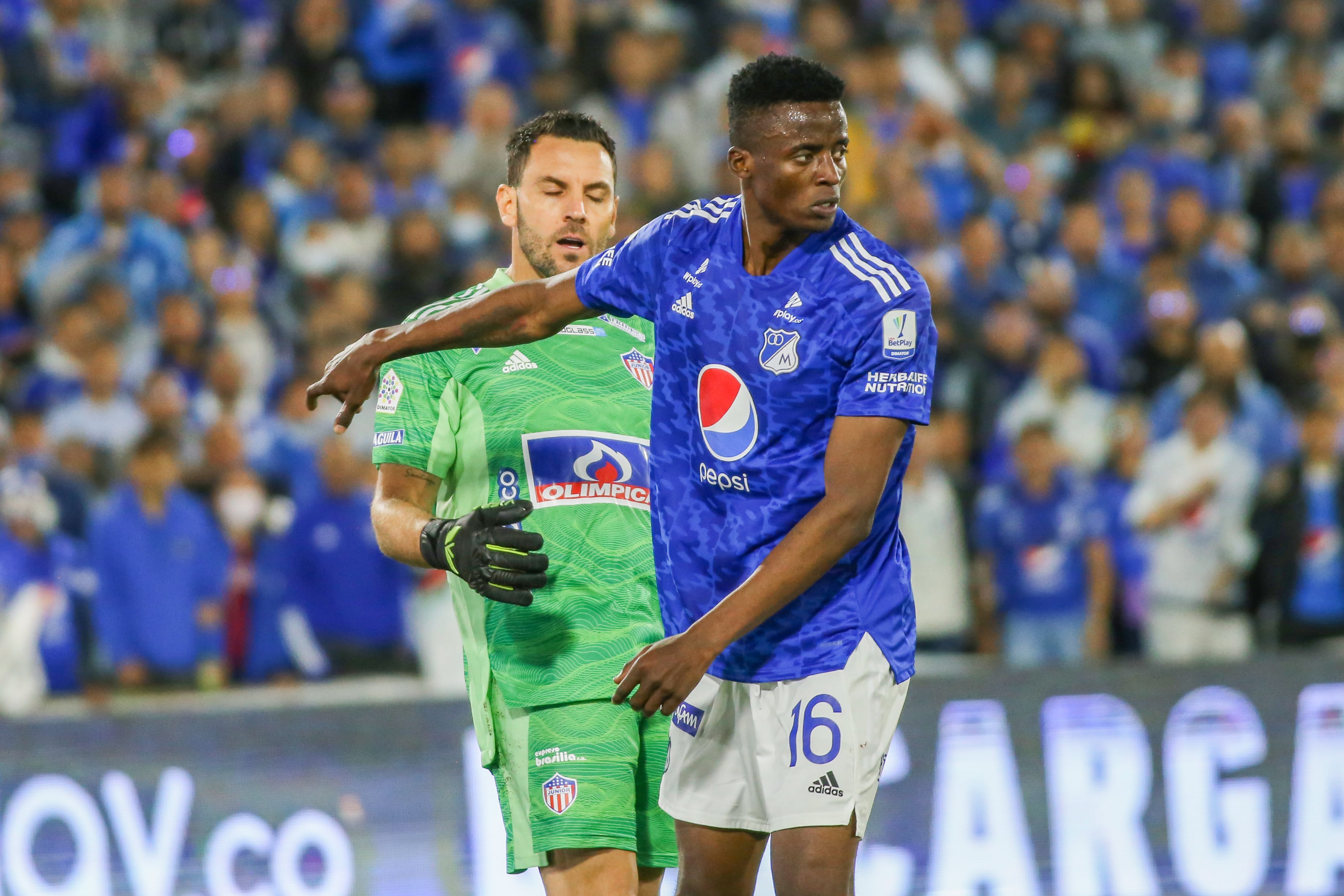 Sebastián Viera en un choque con Jader Valencia.