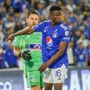 Sebastián Viera en un choque con Jader Valencia.