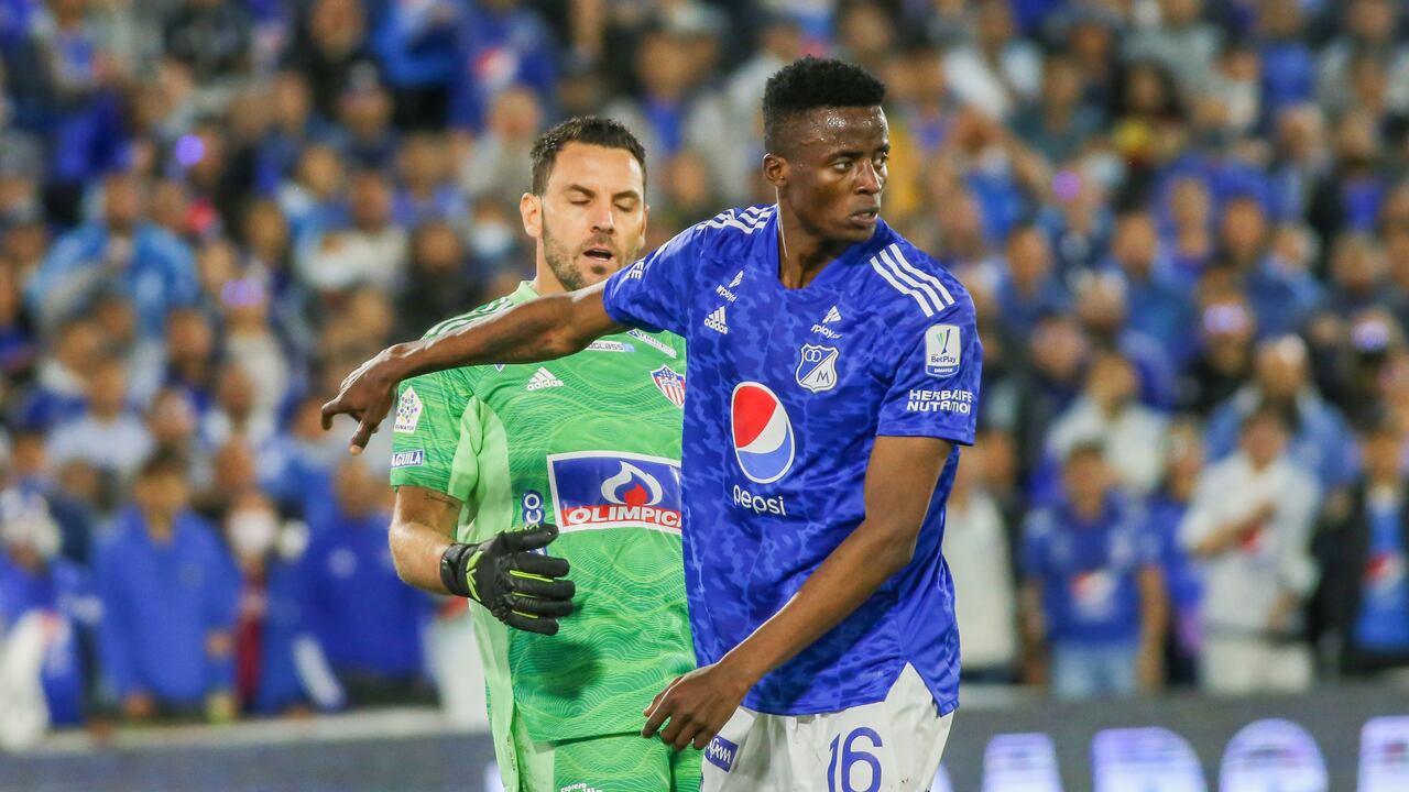 El arquero Sebastián Viera, en un choque con Jader Valencia.