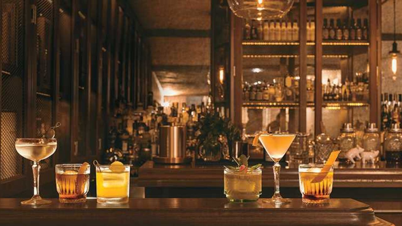 Paradójicamente, durante los largos años de la prohibición del consumo de alcohol en Estados Unidos estalló el boom de los cocteles: una mezcla perfecta de azúcar, hielo, licor y toques amargos. Esta selección reúne desde los elaborados siglos atrás, hasta los más recientes.