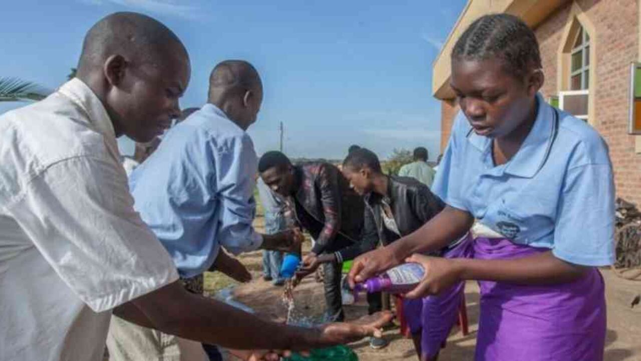 En Lilongwe, Malawi, también están tomando medidas preventivas contra la covid-19, como lavarse constantemente las manos. Foto: AFP.