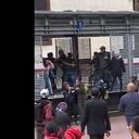 Captura de pantalla del video donde se observan las agresiones a la oficial.