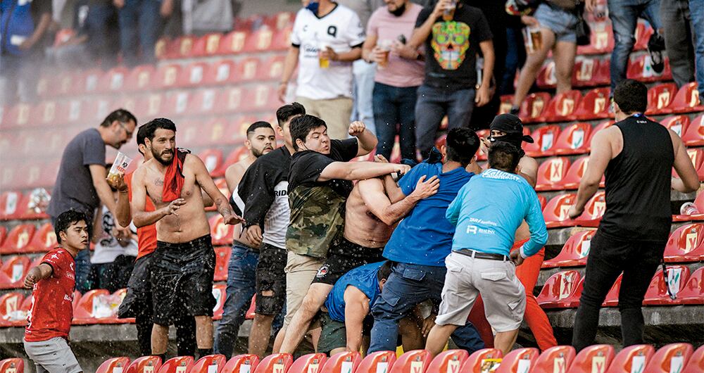 Contrario a los castigos impuestos en México,  en Colombia cuando ocurre algo similar, sencillamente se cierra la tribuna, se castiga al cemento y los violentos siguen recorriendo los estadios.