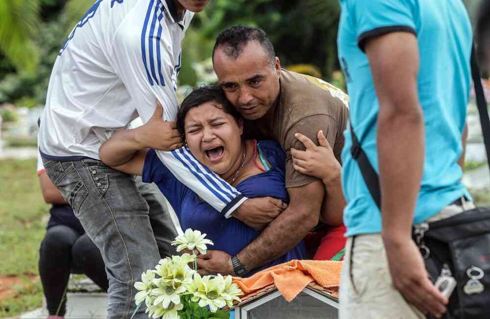 Una mujer llora desconsolada durante el entierro de uno de sus seres queridos y de las víctima fatal de la avalancha que sacudió a Mocoa el pasado 31 de marzo. Foto: Carlos Julio Martínez / Enviado Especial de Semana