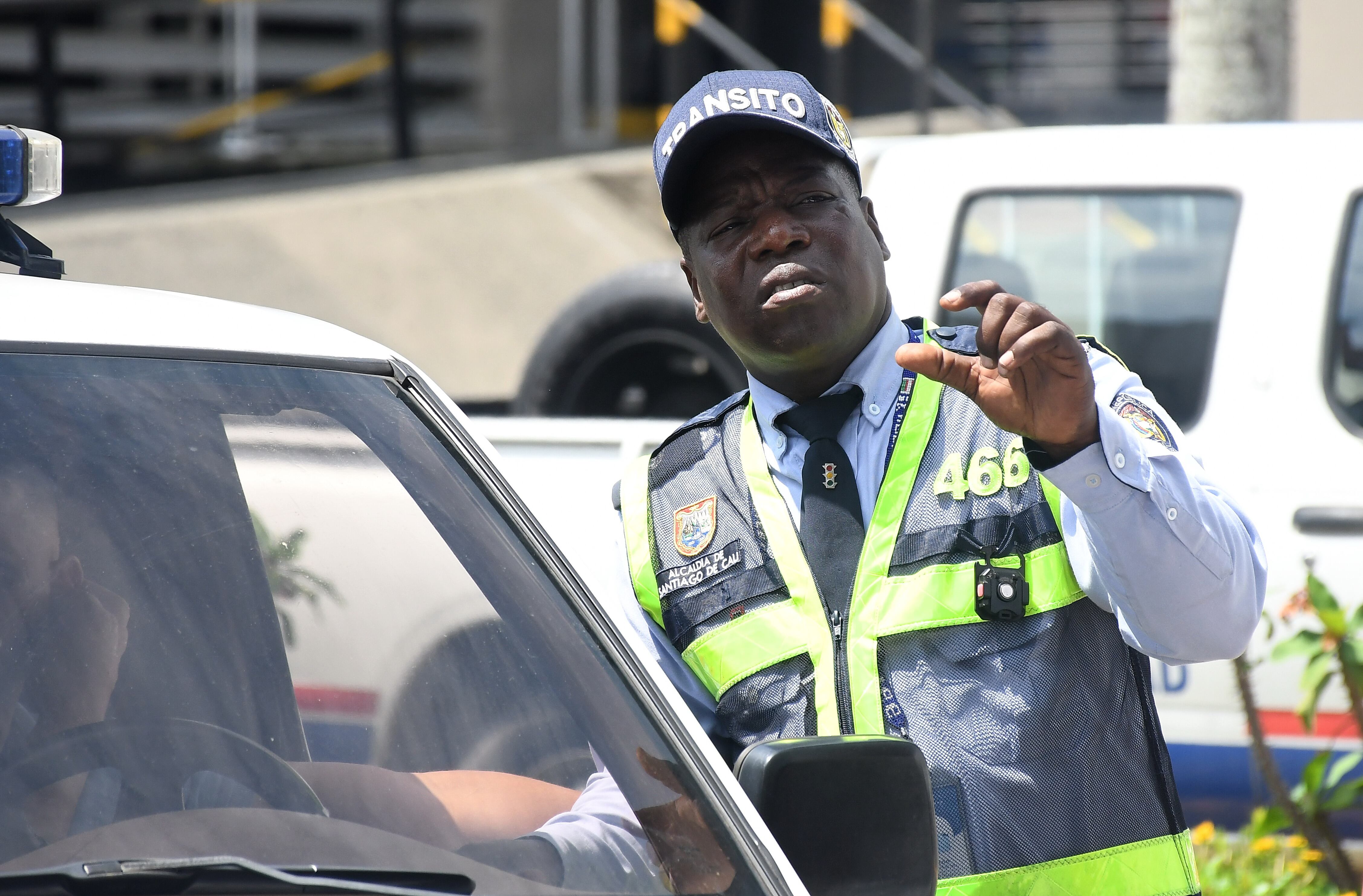Cali: José Félix Angulo, agente de tránsito agredido e insultado por su color. foto José L Guzmán. EL País