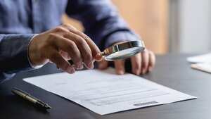 Empresario firma papel legal en la oficina