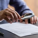 Empresario firma papel legal en la oficina