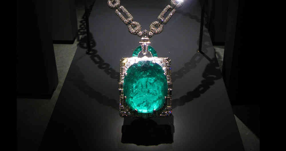 Collar Mackay de esmeralda, un obsequio de bodas del empresario Clarence Mackay a su esposa, Anna Case, en 1931.