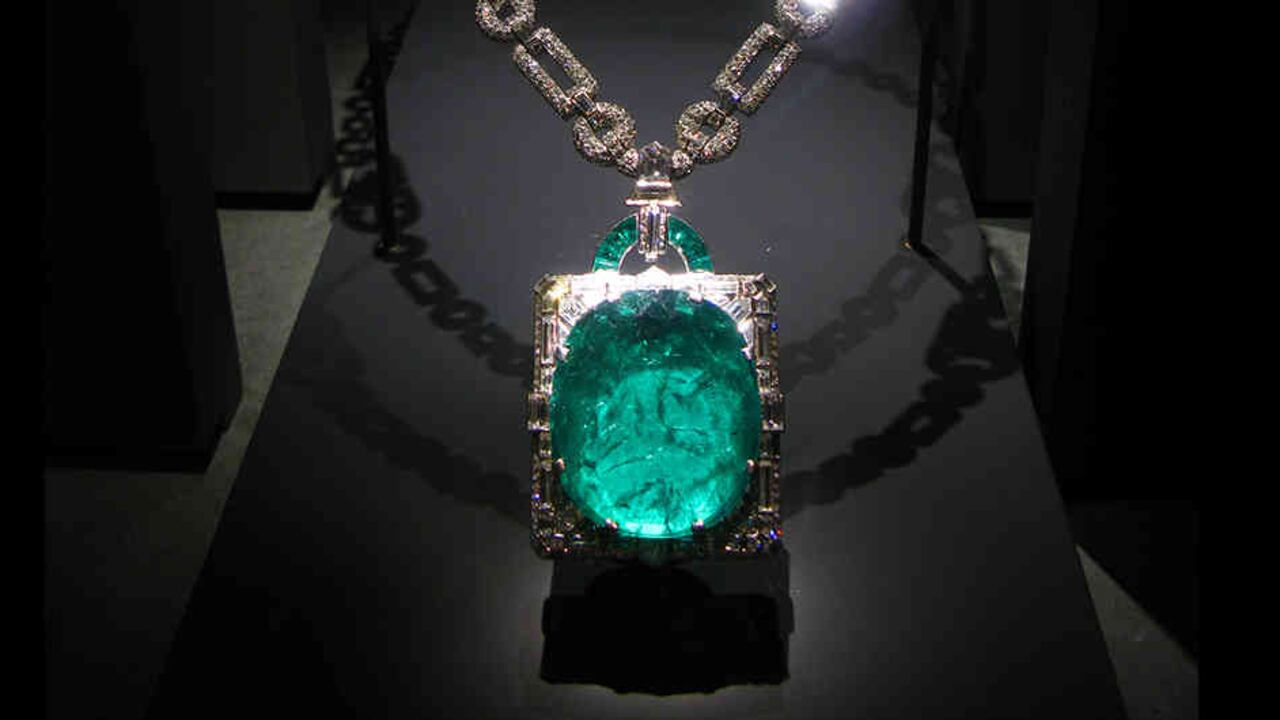 Collar Mackay de esmeralda, un obsequio de bodas del empresario Clarence Mackay a su esposa, Anna Case, en 1931.