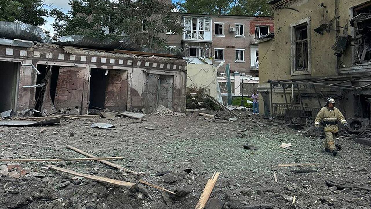 Esta foto, dada a conocer por Telegram por el gobernador de la región, muestra el sitio de la explosión del misil en Taganrog. (Telegram Channel of Rostov-on-Don Region Governor Vasiliy Golubev via AP).