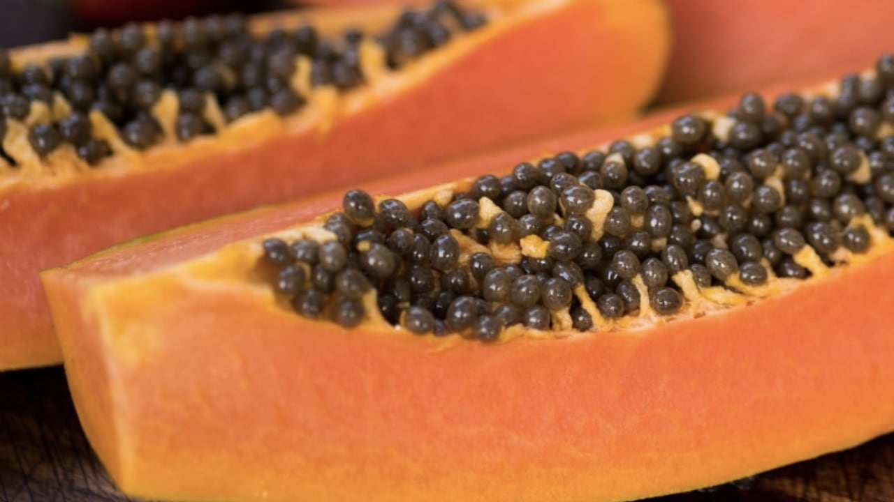 El cuerpo puede restaurarse con la papaya y la manzana, por la textura fibrosa y a propiedades, como la papaína,
