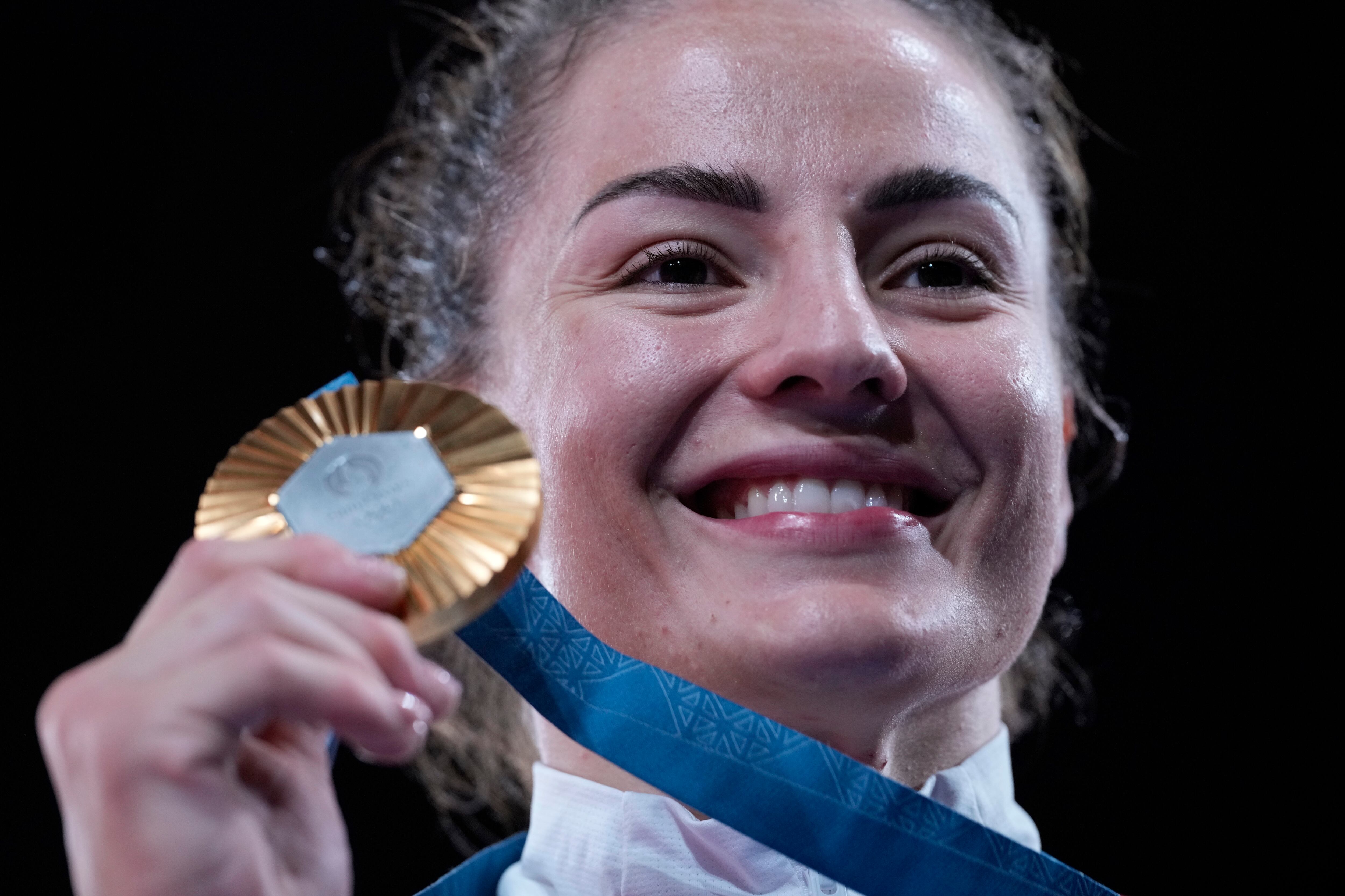 Barbara Matic, medallista de oro de Croacia, posará después del evento femenino de -70 kg en la competición de judo por equipos, en el Champ-de-Mars Arena, durante los Juegos Olímpicos de Verano de 2024, el miércoles 31 de julio de 2024, en París, Francia. (Foto AP/Eugene Hoshiko)