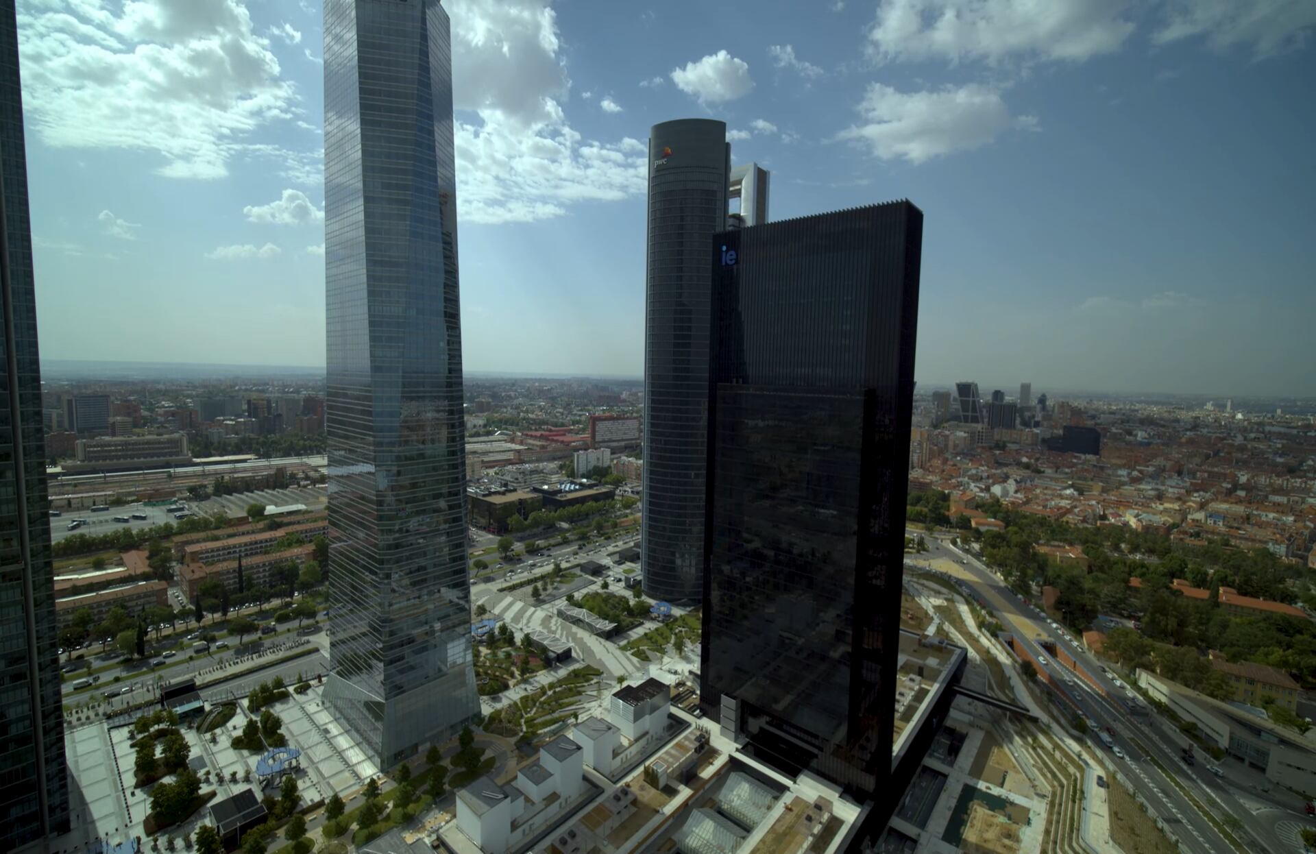 IE Tower, campus vertical de IE University en Madrid, donde se realizará el programa de liderazgo para profesionales con discapacidad en abril de 2026.