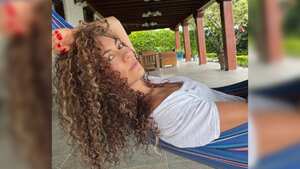 Andrea Guzmán actriz posa en hamaca