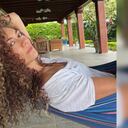 Andrea Guzmán actriz posa en hamaca