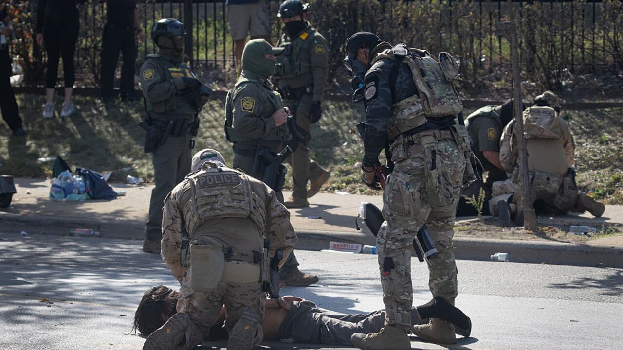 Decenas de personas fueron detenidas en medio de las protestas de Chicago, Illinois, el sábado 4 de octubre.