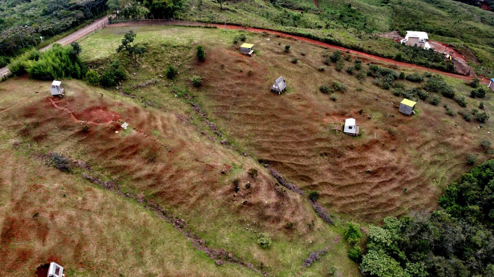 Daño ecológico.   En la parte posterior y la zona más baja del lote de Hamacas, ubicado en el sector de Mónaco, en el corregimiento de Los Andes, se  han realizado trabajos constante de movimiento de tierras para ir acondicionando nuevos lotes para ampliar el ecohotel y para vender a manera de parcelaciones para que los compradores construyan sus viviendas.