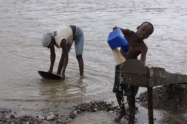 María Aurelia Palacio tiene 31 años y toda su familia ha buscado oro barequeando en la forma tradicional. Con la llegada de las dragas cada vez se encuentra menos por lo que los hombres han preferido ir a raspar coca. Andrés Felipe Mosquera, de 11 años, aprende las mañas de este duro oficio.