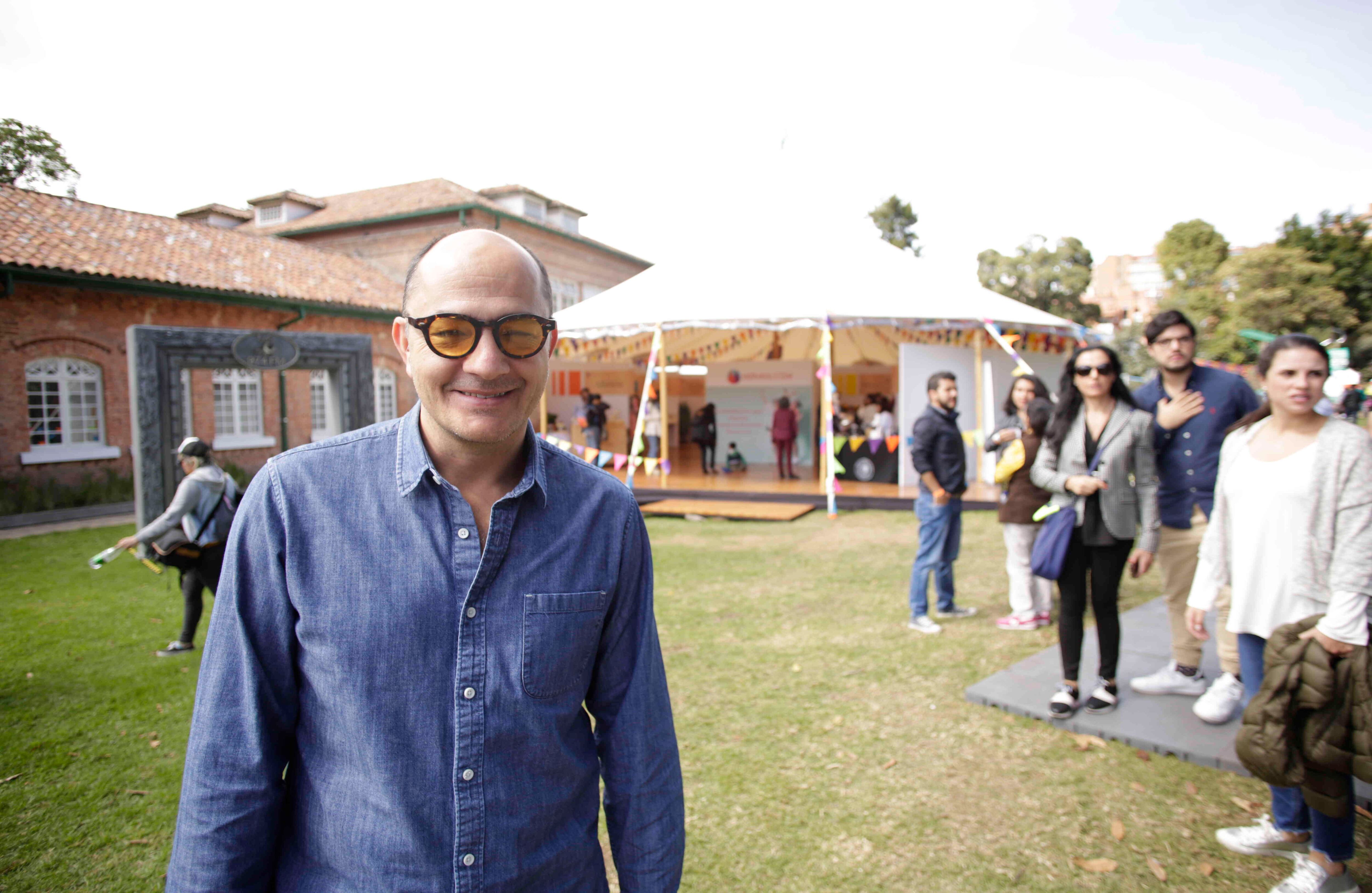 Julián Arango, en el Gimnasio Moderno, listo para la charla 'La industria de la comedia'.
