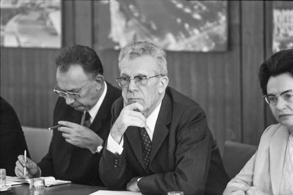El psiquiatra Hans Strotzka, el pediatra Hans Asperger y la concejala vienesa de Bienestar Social Maria Jacobi en una rueda de prensa sobre el tema > Problemas de la educación en casa < Press Club Concordia. Viena. 14 de junio de 1972. (Foto de Votava/brandstaetter images vía Getty Images)