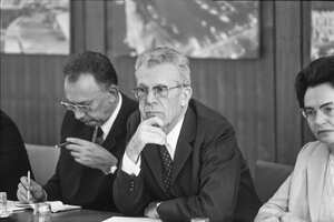 El psiquiatra Hans Strotzka, el pediatra Hans Asperger y la concejala vienesa de Bienestar Social Maria Jacobi en una rueda de prensa sobre el tema > Problemas de la educación en casa < Press Club Concordia. Viena. 14 de junio de 1972. (Foto de Votava/brandstaetter images vía Getty Images)