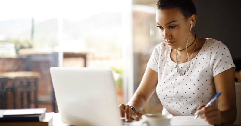 Profesionales colombianos podrán postularse a becas completas para estudiar en España.