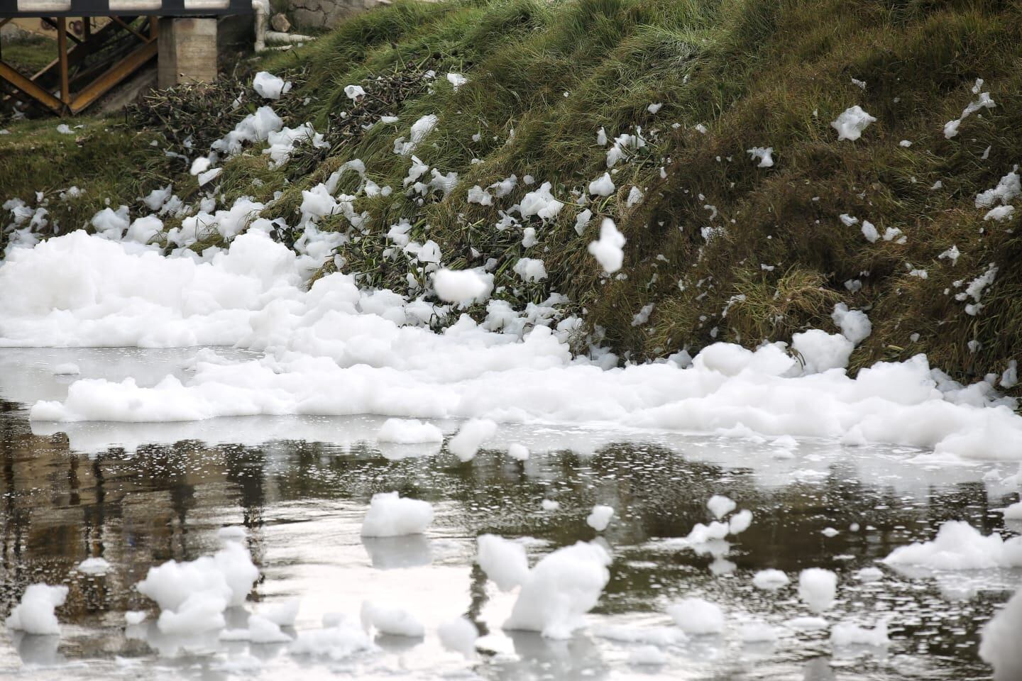 Espuma por la contaminación en el barrio los Puentes Mosquera Cundinamarca