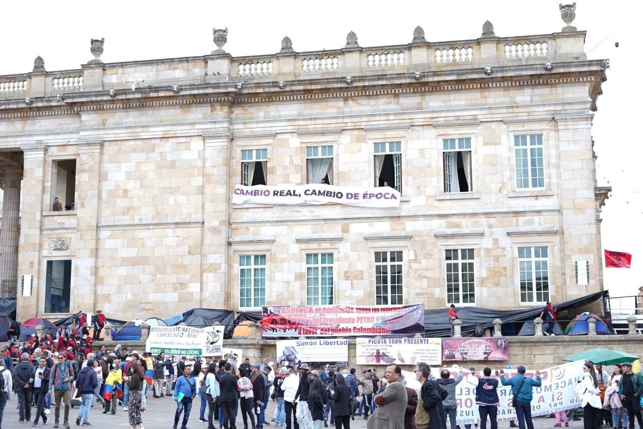 David Racero, también usó el balcón del Congreso para hablar con los seguidores de Gustavo Petro.