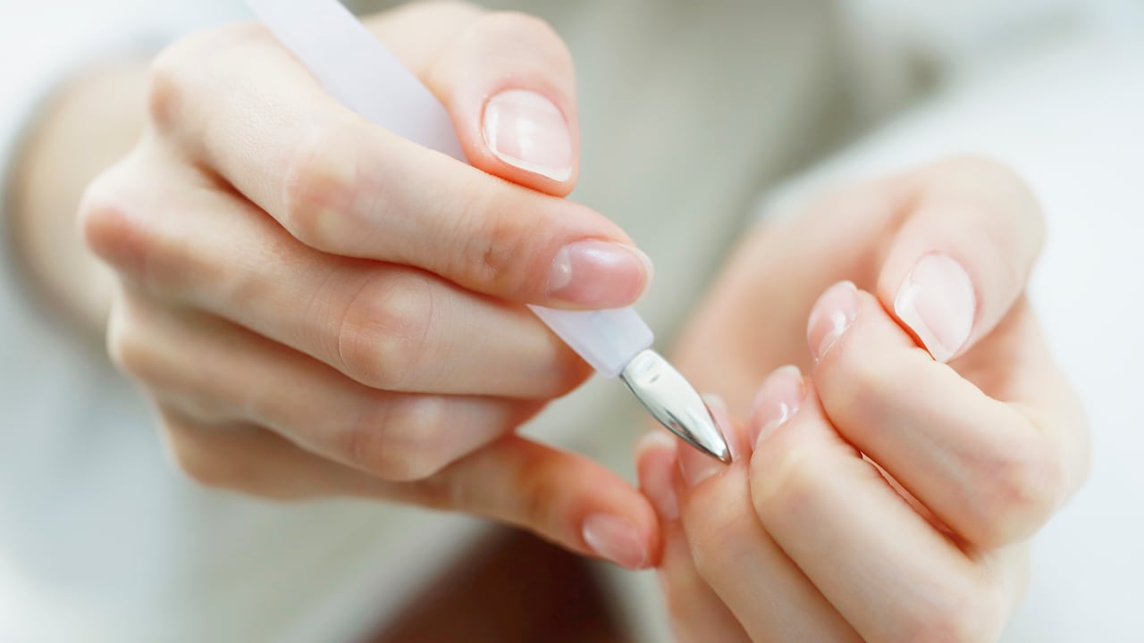 La cutícula es la barrera protectora que protege a las manos de virus, bacterias y posibles infecciones.