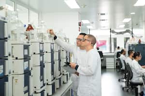 El Grupo TQ cuenta con un equipo de 422 químicos, químicos farmacéuticos y químicos industriales, dedicados al desarrollo y control de calidad de sus productos. Foto suministrada por la empresa.