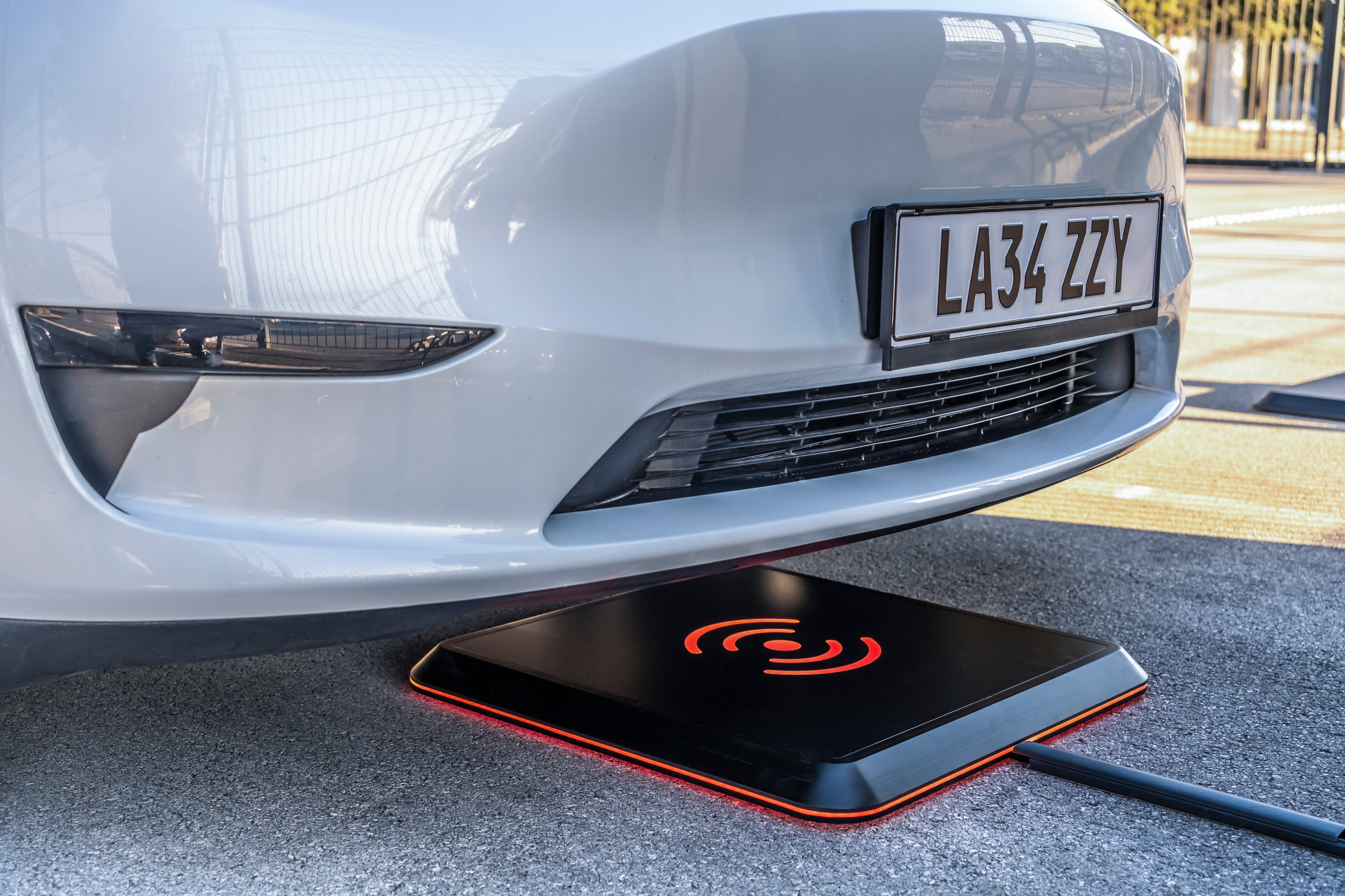 La carga inalámbrica para carros eléctricos es una realidad, pero aún no está masificada.