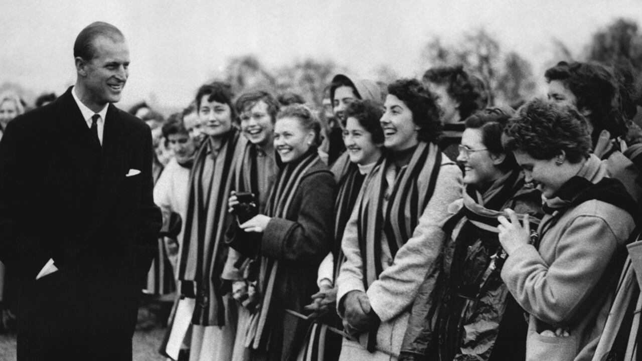 El príncipe Felipe encantaba a las mujeres como se aprecia en esta foto de archivo de marzo 10 de 1957 cuando lo salubaban estudiantes del St. Mary's College, en Cheltenham, Inglaterra (AP Photo/File)