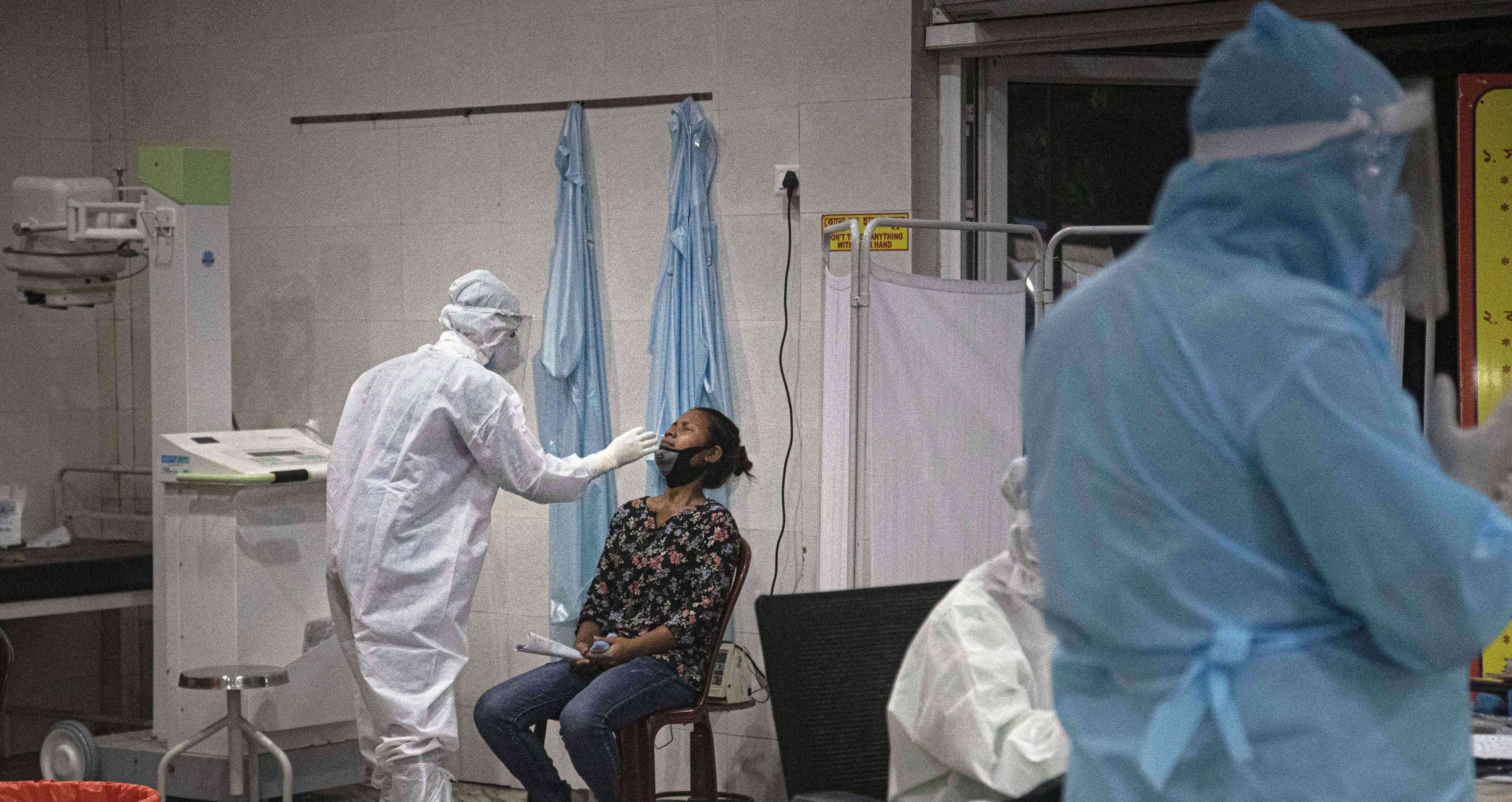 Los especialistas coinciden que estar alerta y tener precaución no es opcional, sino una obligación, tanto si se está vacunado como si se ha recuperado o se ha hecho una prueba.