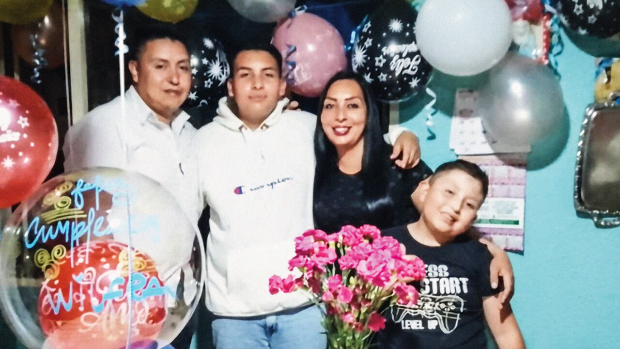 Los médicos en Colombia intentan documentar esta extraña enfermedad que no tiene antecedente en el país. La familia de David está desesperada porque es poco lo que se puede hacer por él domésticamente.