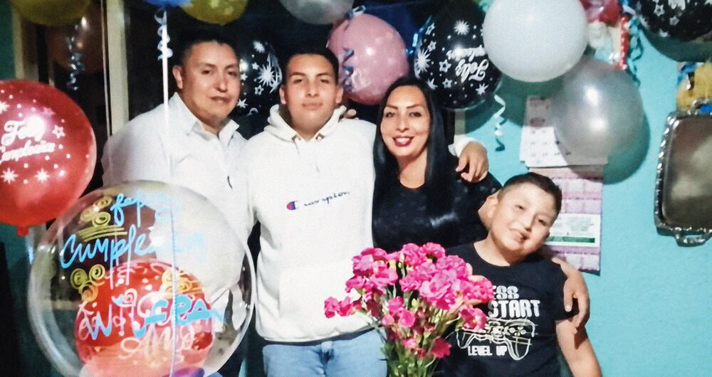     Los médicos en Colombia intentan documentar esta extraña enfermedad que no tiene antecedente en el país. La familia de David está desesperada porque es poco lo que se puede hacer por él domésticamente. 