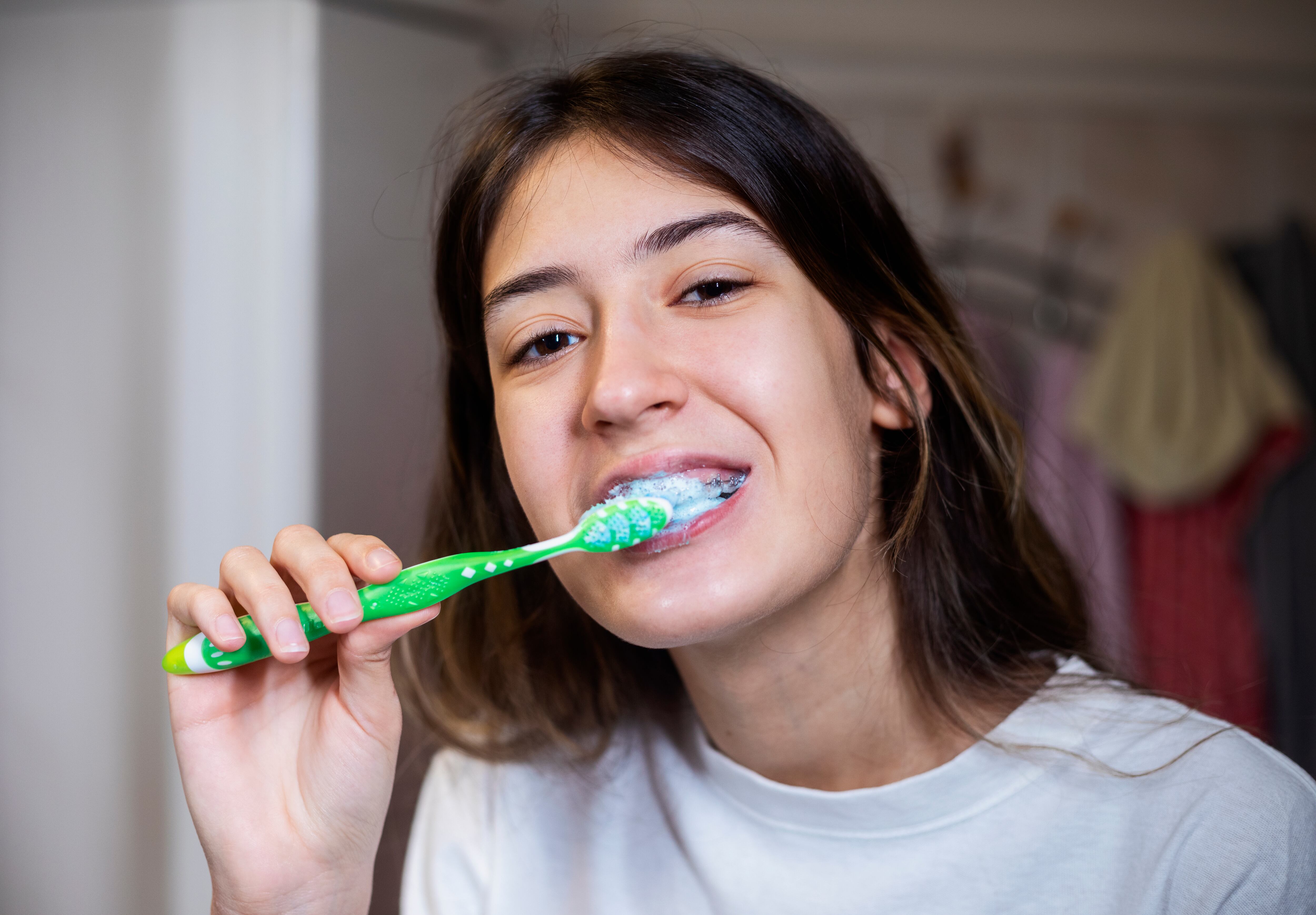 Esta es la forma correcta de cepillar los brackets.