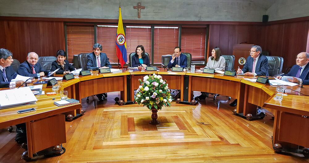 Con una votación de cinco a favor y cuatro en contra, la Sala Plena de la Corte Constitucional decidió mantener la condición de imputado del expresidente Álvaro Uribe.