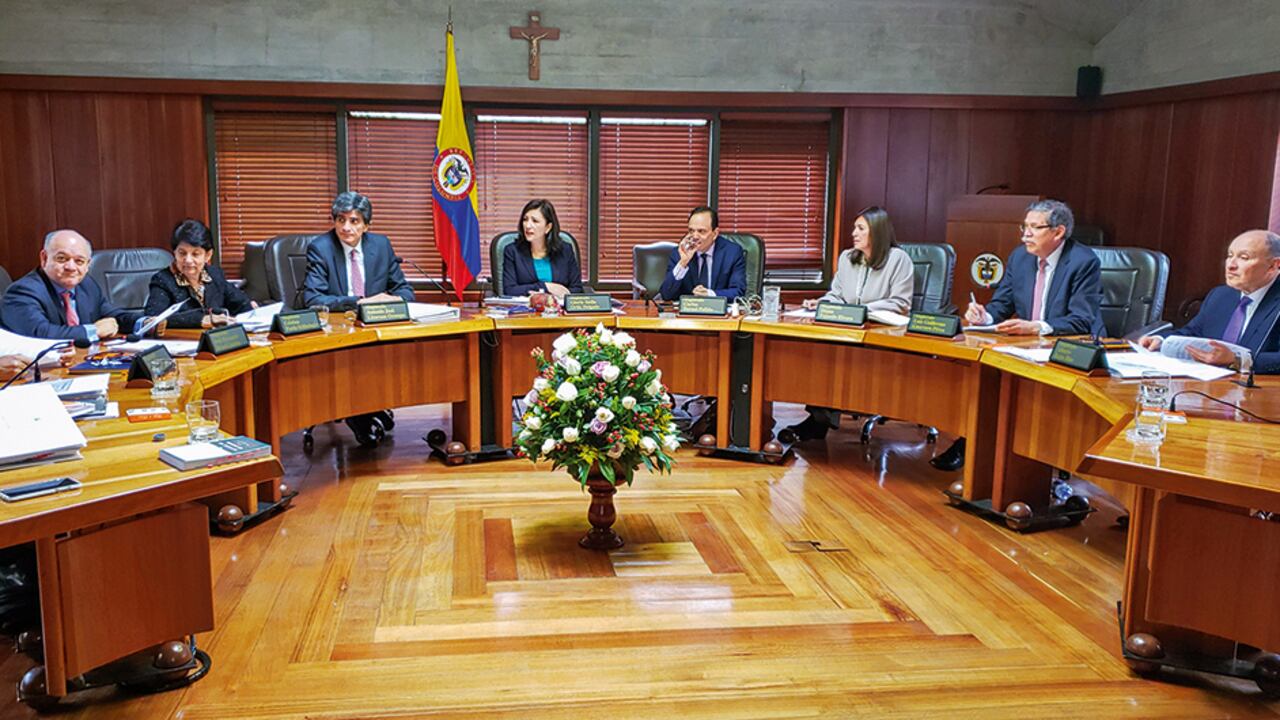 Con una votación de cinco a favor y cuatro en contra, la Sala Plena de la Corte Constitucional decidió mantener la condición de imputado del expresidente Álvaro Uribe.