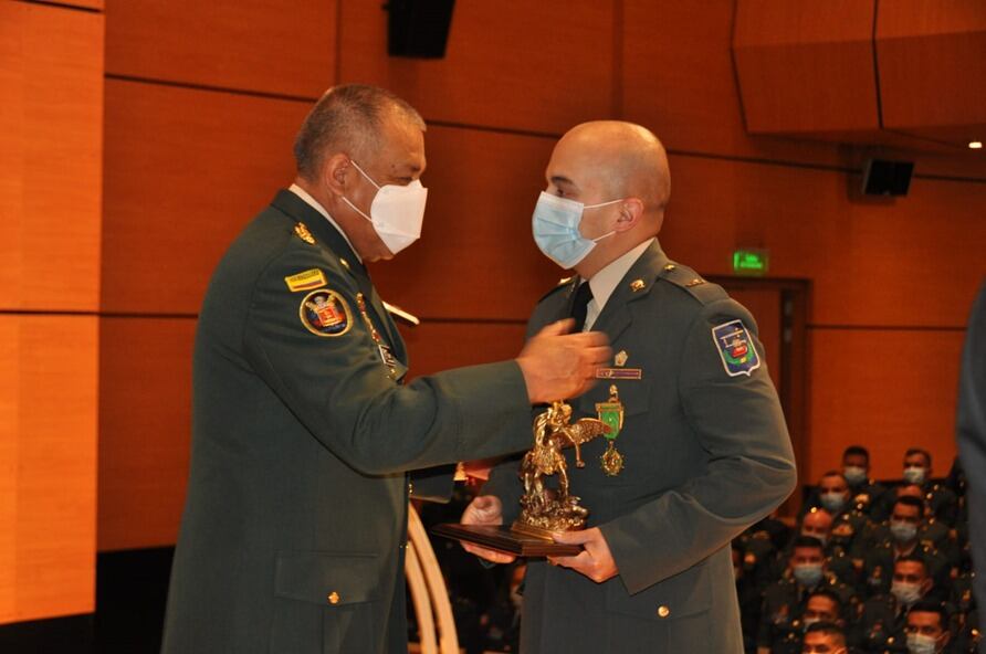 Mayor Mario Peñuela (derecha) recibiendo una condecoración