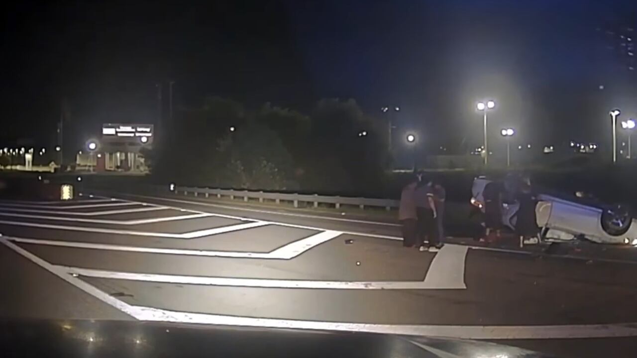 El auto Toyota quedó llantas arriba y con el conductor atrapado entre las latas del techo y el piso. Foto: Captura de pantalla Facebook Laurenceville Police Department.