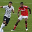 SAO PAULO, BRAZIL - JULY 03: Cantillo (L) of Corinthians fights for the ball against Edenilson of Internacional during a match between Corinthians and Internacional as part of Brasileirao 2021 at Neo Quimica Arena on July 03, 2021 in Sao Paulo, Brazil. (Photo by Miguel Schincariol/Getty Images)