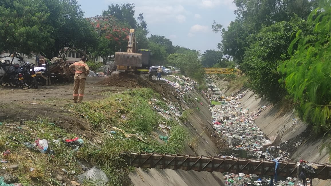 Preocupación en Cali por aparente descuido de canales de aguas lluvias.